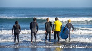 ingresando al mar surf inclusivo en pichilemu