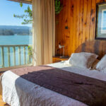 cama matrimonial con vista a la laguna en pichilemu