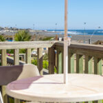 terraza con vista a la playa principal y la puntilla pichilemu