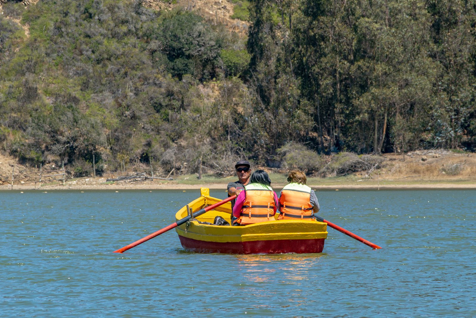 paseando en bote laguna de cahuil pichilemu